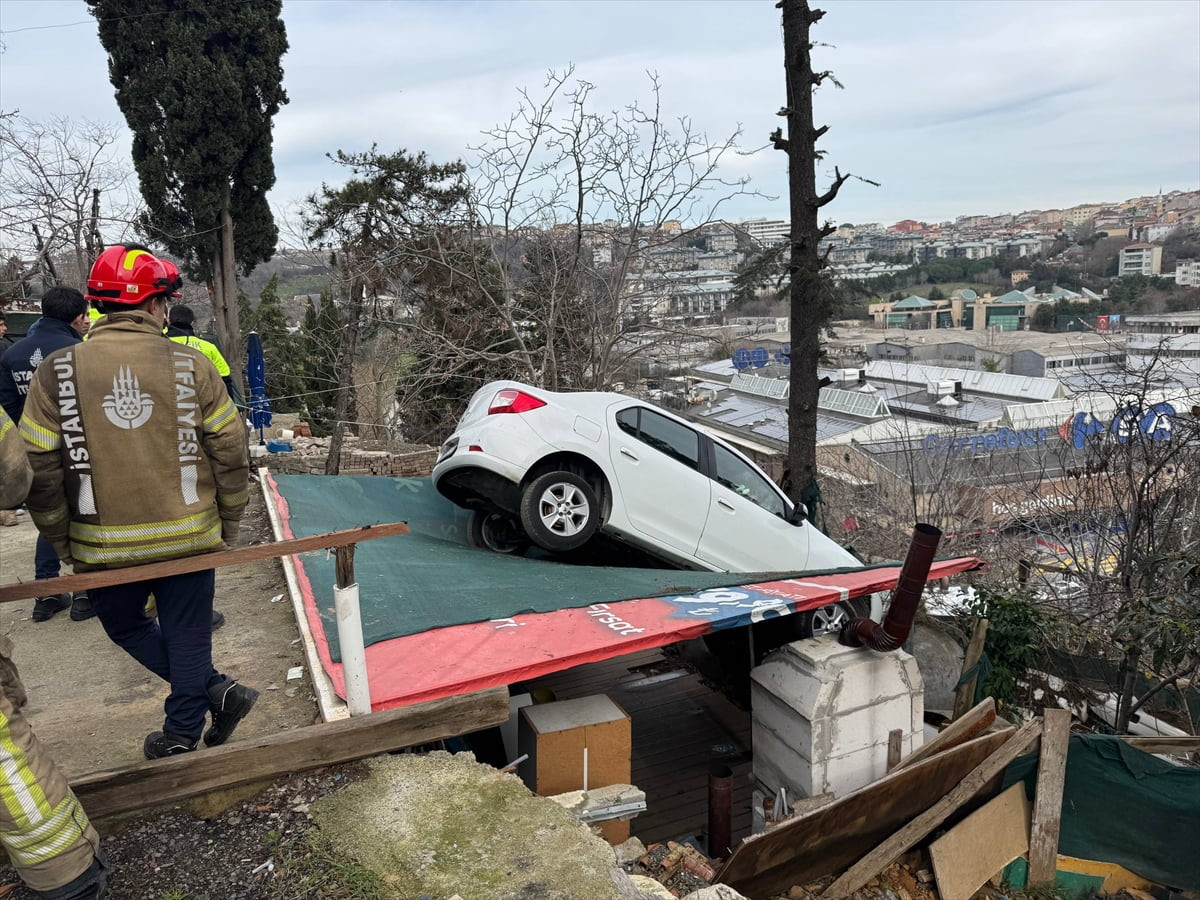 Sarıyer'de yokuştan inen otomobil, sürücüsünün kontrolünden çıkarak yol kenarındaki kamelyanın...