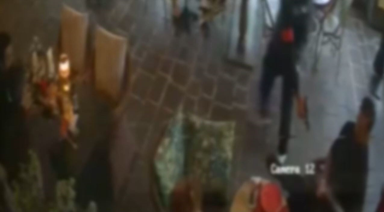 SARIYER’DE BİR AVM'DEKİ KAFETERYADA OTURAN GALERİCİ VE İŞ İNSANI BARIŞ A. (35), YANINA YAKLAŞAN...