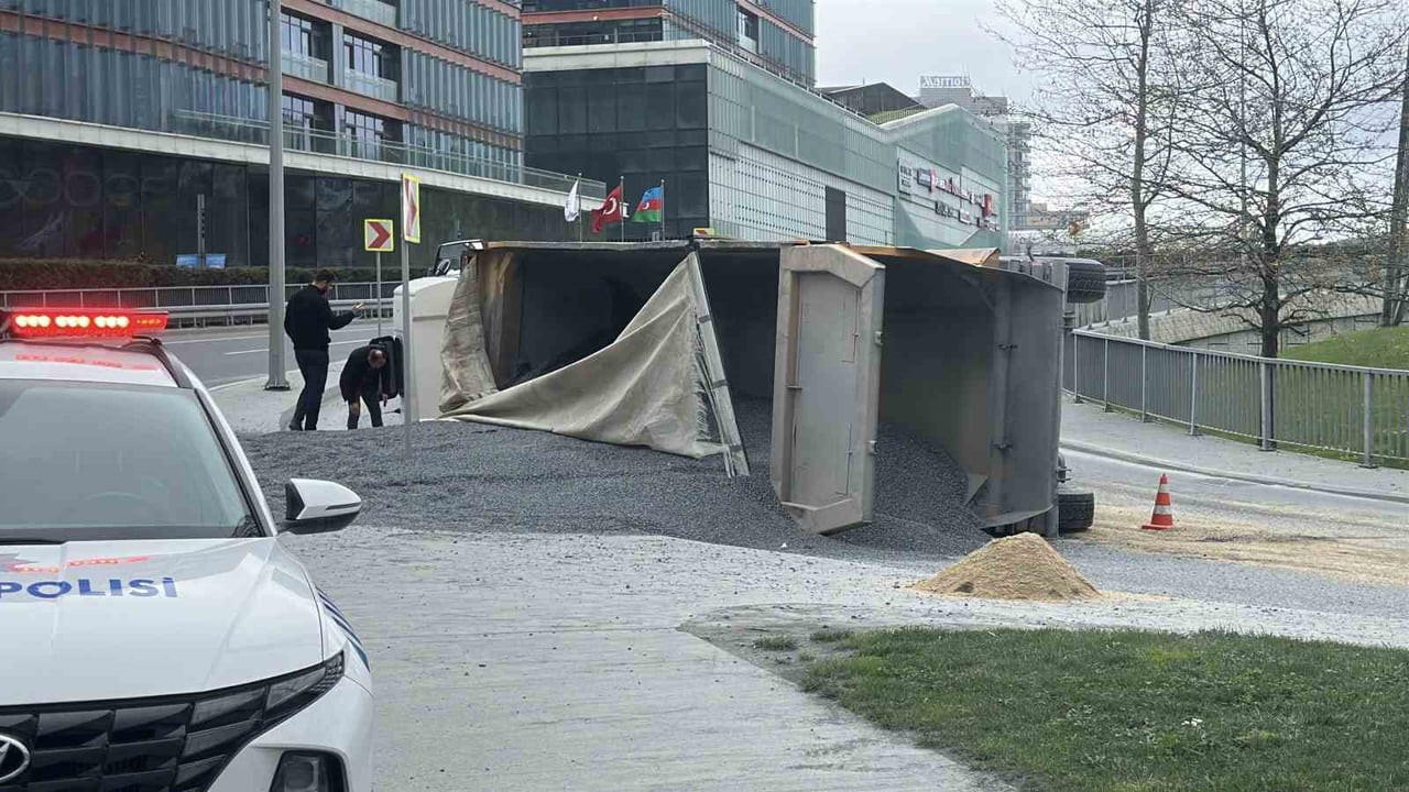 SARIYER’DE HAFRİYAT KAMYONUNUN DEVRİLMESİ SONUCU MEYDANA GELEN KAZADA SÜRÜCÜ HAFİF...