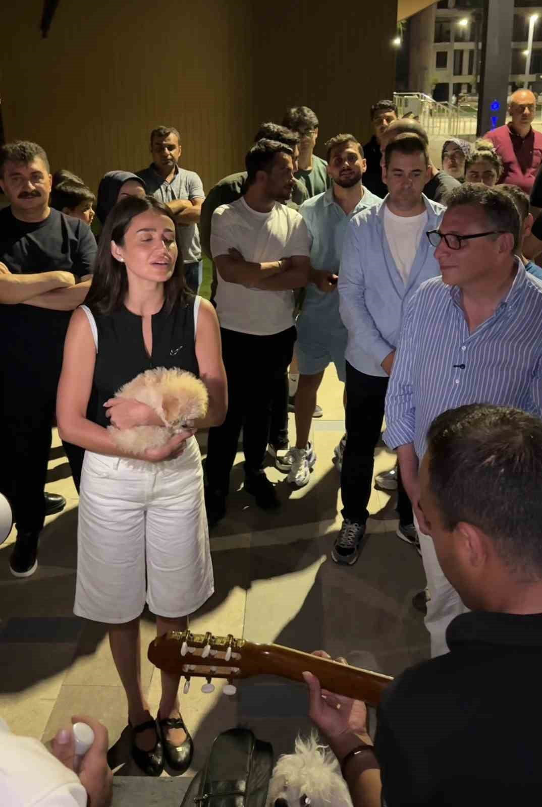 ŞARKICI ELİF BUSE DOĞAN’IN DARBUKALI, ISLIKLI MİNİ KONSERİ VATANDAŞLARIN BEĞENİSİ...