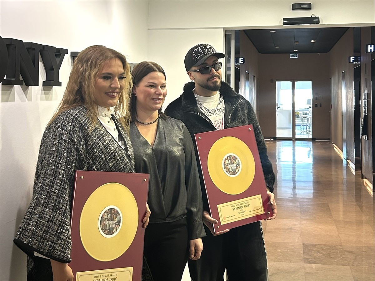 Şarkıcı Sefo (sağda) ve Demet Akalın'ın (solda) ortak yapımı "Yerinde Dur" şarkısı, Sony Music...