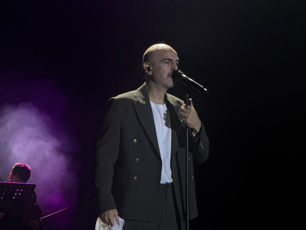 Şarkıcı Soner Sarıkabadayı, Bursa'da sahne aldı.