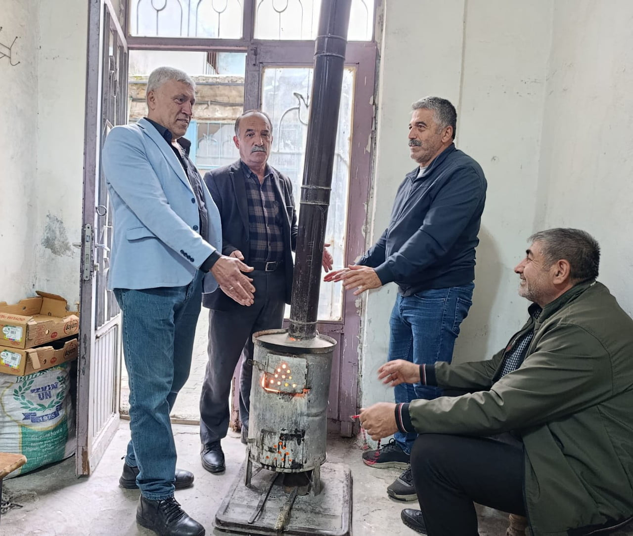 SASON İLÇESİNDE SAĞANAK VE DOLU YAĞIYLA BERABER HAVALARIN SOĞUMASI ÜZERİNE KAHVEHANE VE İŞ YERİNDE...