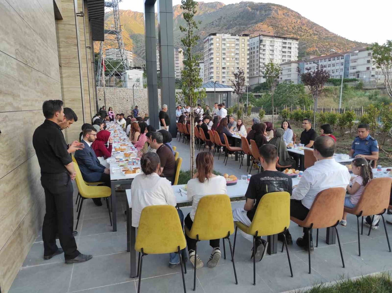 SASON’DA YKS’YE GİRECEK ÖĞRENCİLERE YEMEKLİ MÜZİKLİ MORAL PROGRAMI DÜZENLENDİ