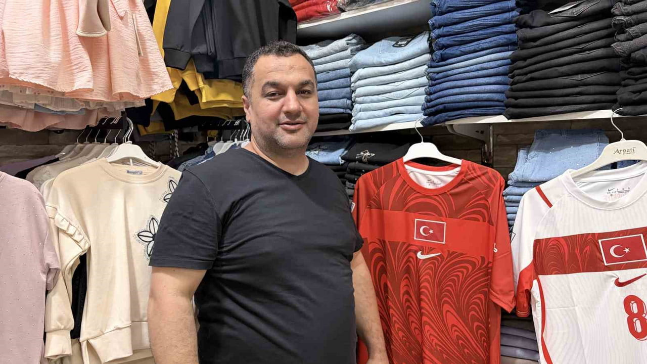 SATIŞLARIN ARTMASININ ARDINDAN SATIŞ YAPAN ESNAF, FORMA TEMİNİNDE ZORLANDIĞINI BELİRTTİ.