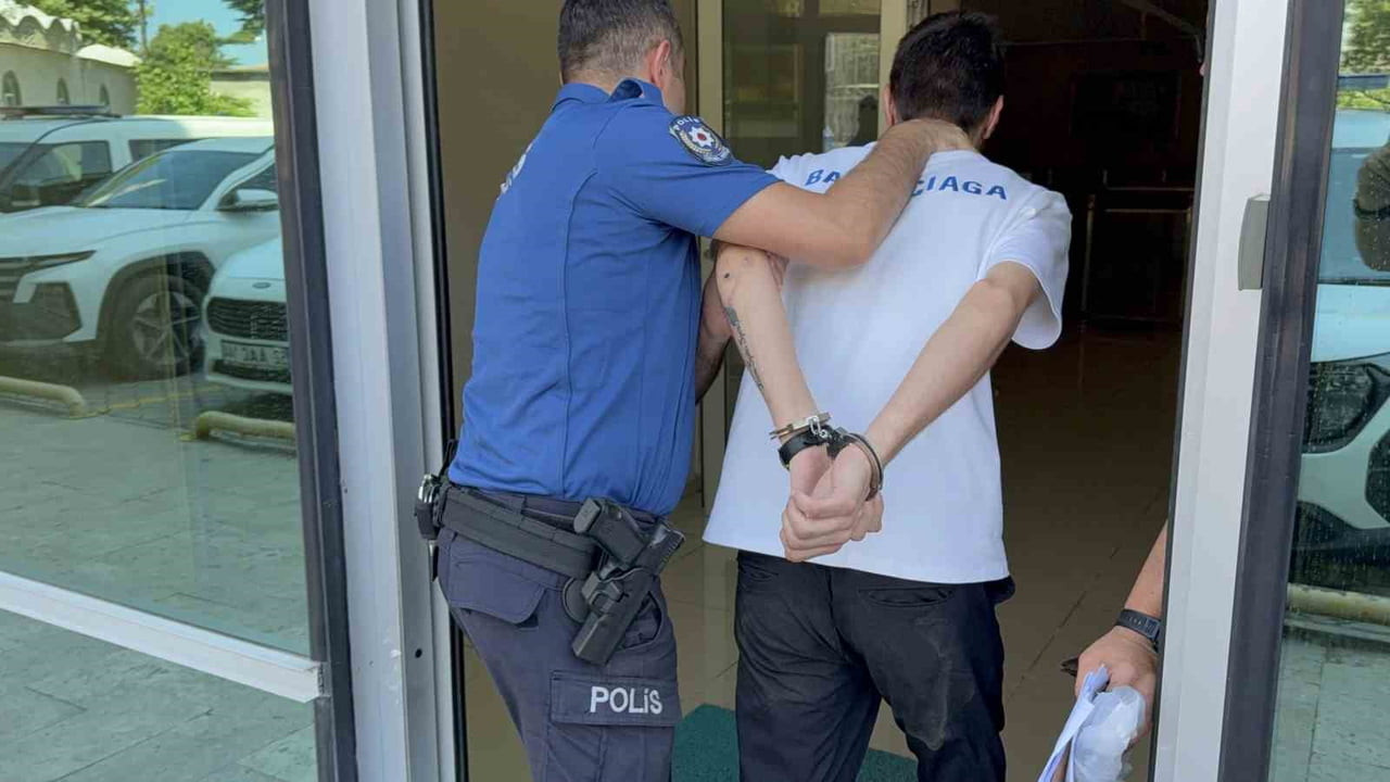 Ş.Ç., POLİS TARAFINDAN GÖZALTINA ALINDIKTAN SONRA ADLİYEYE SEVK EDİLDİ.