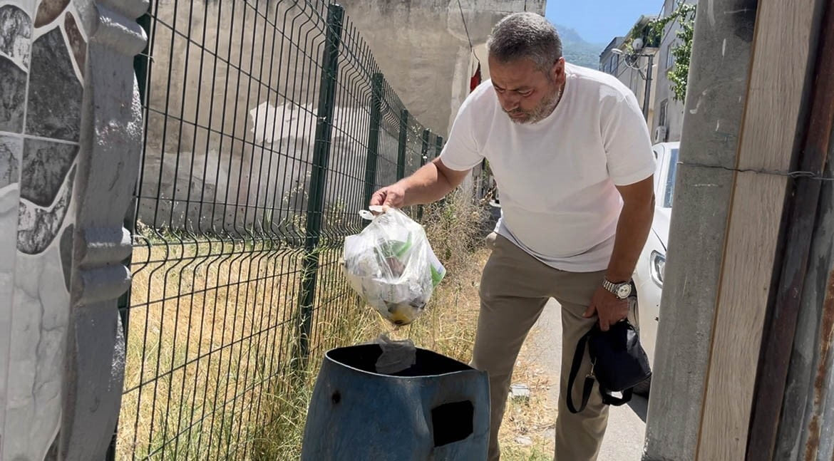 SEDAİR KURNAZ, MAHALLEDEKİ ÇÖP KONTEYNERLERİNİ TEK TEK KARIŞTIRIRKEN, BELEDİYE TEMİZLİK EKİPLERİNE...
