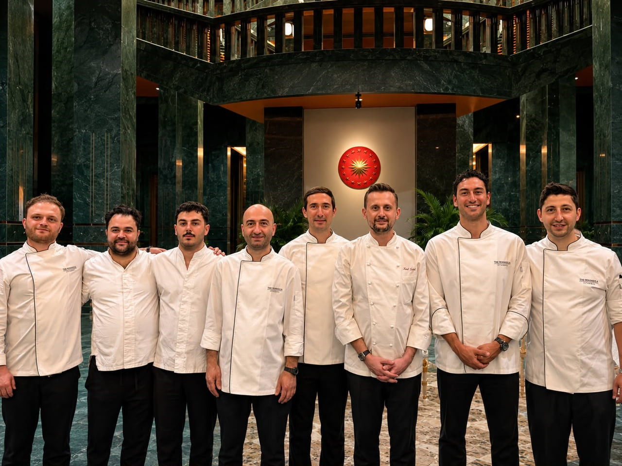 ŞEF FATİH TUTAK (SAĞDAN ÜÇÜNCÜ) VE EKİBİ