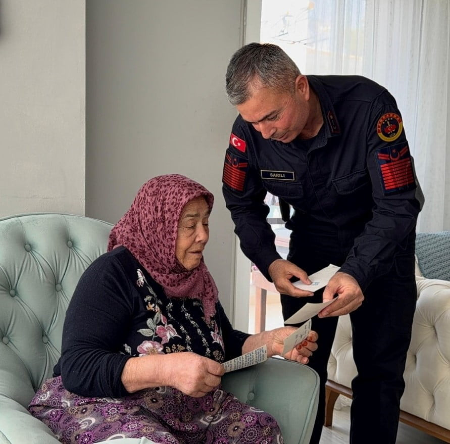 ŞEHİDİN ANNESİ VE JANDARMA UZMAN ÇAVUŞ ÖMER SARILI