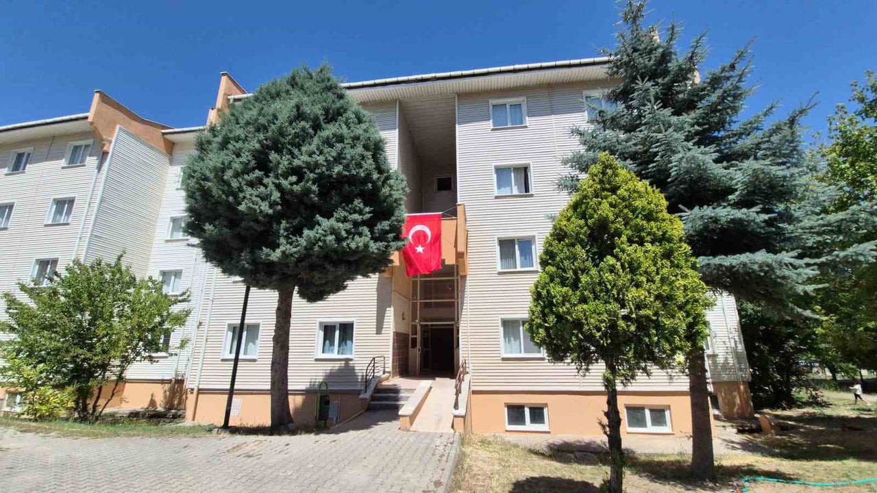 ŞEHİDİN EVİNE TÜRK BAYRAĞI ASILDI