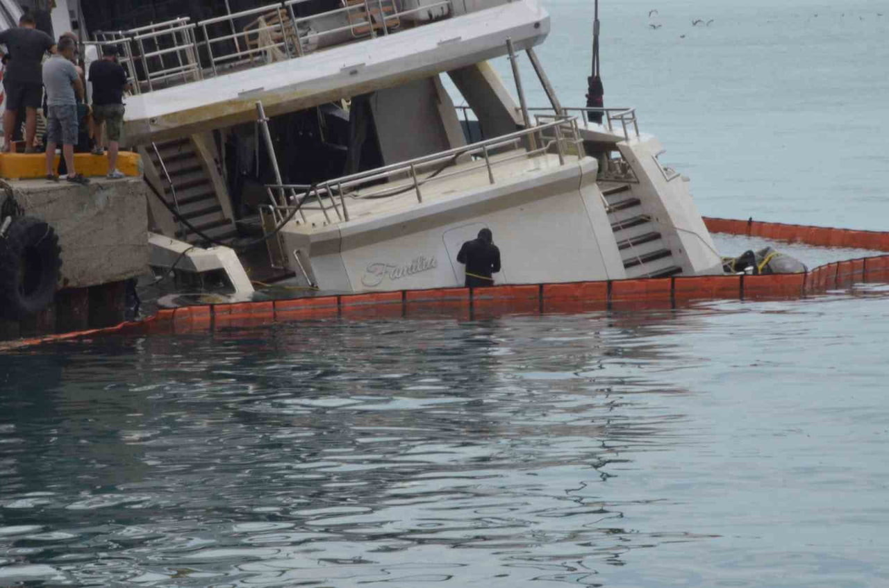 ŞEHİR DIŞINDAN GELEN ÖZEL EKİPLER DEV VİNÇLERLE YATI HAVADA SABİTLERKEN, ÖZEL DALGIÇLARIN HUMMALI...