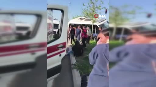 Şehir içi minibüs ile otomobil çarpıştı: 5 yaralı