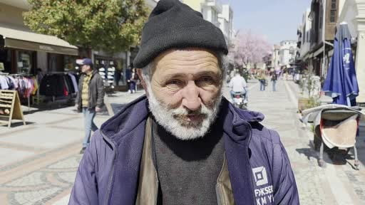 Şehir şehir dolaşarak kokulu kaya tuzu satıyor