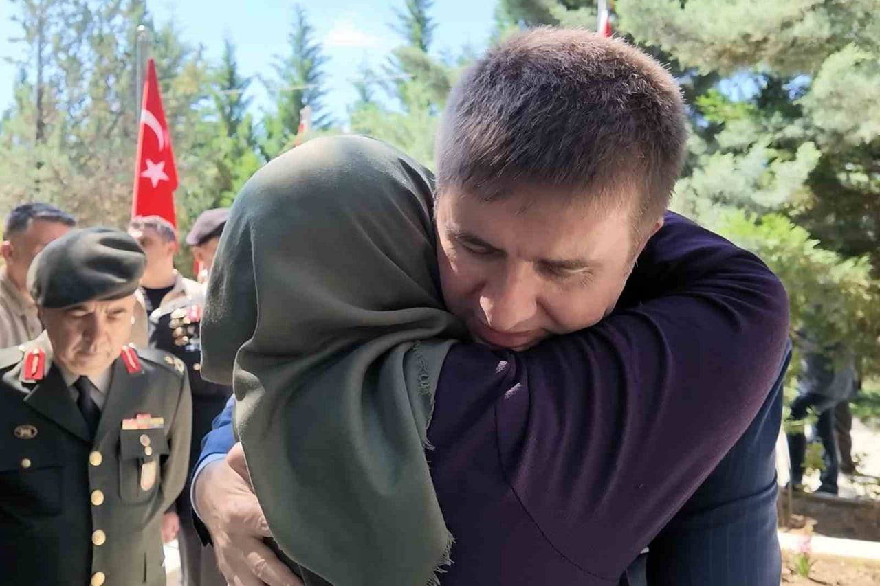 ŞEHİT ANNESİ MÜNEVVER NOHUT’UN YAŞADIĞI DUYGU DOLU ANLARDA VALİ SARIİBRAHİM DE YANINDA...