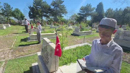 Şehit babasına her karne dönemi sözünü tutuyor