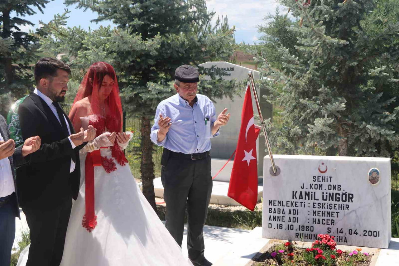 ŞEHİT ÜNGÖR'ÜN AİLESİ EN MUTLU GÜNÜNDE ŞEHİDİNİ UNUTMADI