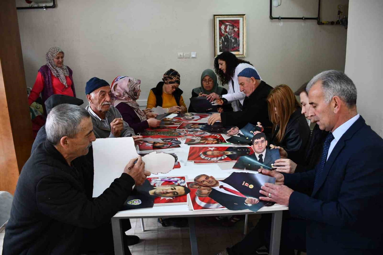 ŞEHİT YAKINLARI ŞEHİT VERDİKLERİ EVLATLARININ, EŞLERİNİN FOTOĞRAFLARINI ÖZENLE ÇALIŞARAK 3 BOYUTLU...