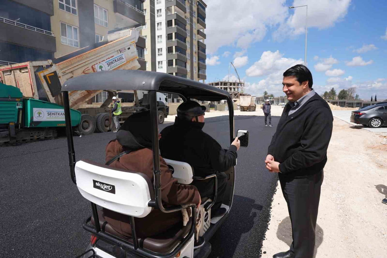 ŞEHİTKAMİL BELEDİYE BAŞKANI UMUT YILMAZ, BEYLERBEYİ MAHALLESİ’NDE DEVAM EDEN ASFALTLAMA...