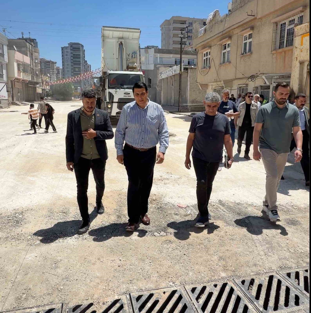 ŞEHİTKAMİL BELEDİYE BAŞKANI UMUT YILMAZ, UMUT MAHALLESİ’NDE DEVAM EDEN ASFALT ÇALIŞMALARINI...