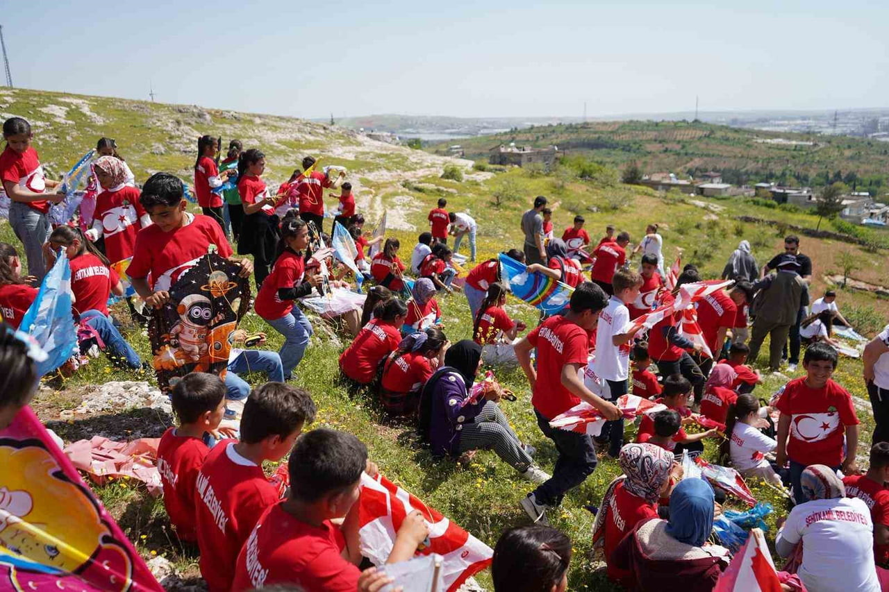 ŞEHİTKAMİL’DE 19 MAYIS COŞKUSU GÖKYÜZÜNE TAŞINDI