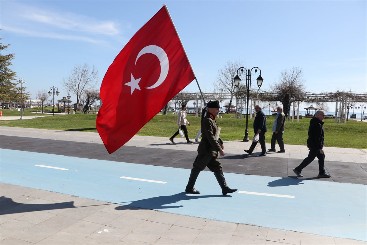 Şehitlerin anısına İstanbul'dan Çanakkale'ye yürüyen gazi torunu Saffet Gümüş, Tekirdağ'a ulaştı....