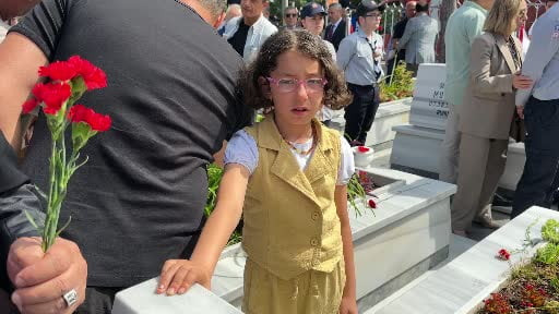 Şehitlikte duygusal an: Minik Elif hiç görmediği dayısının mezarını defalarca öptü