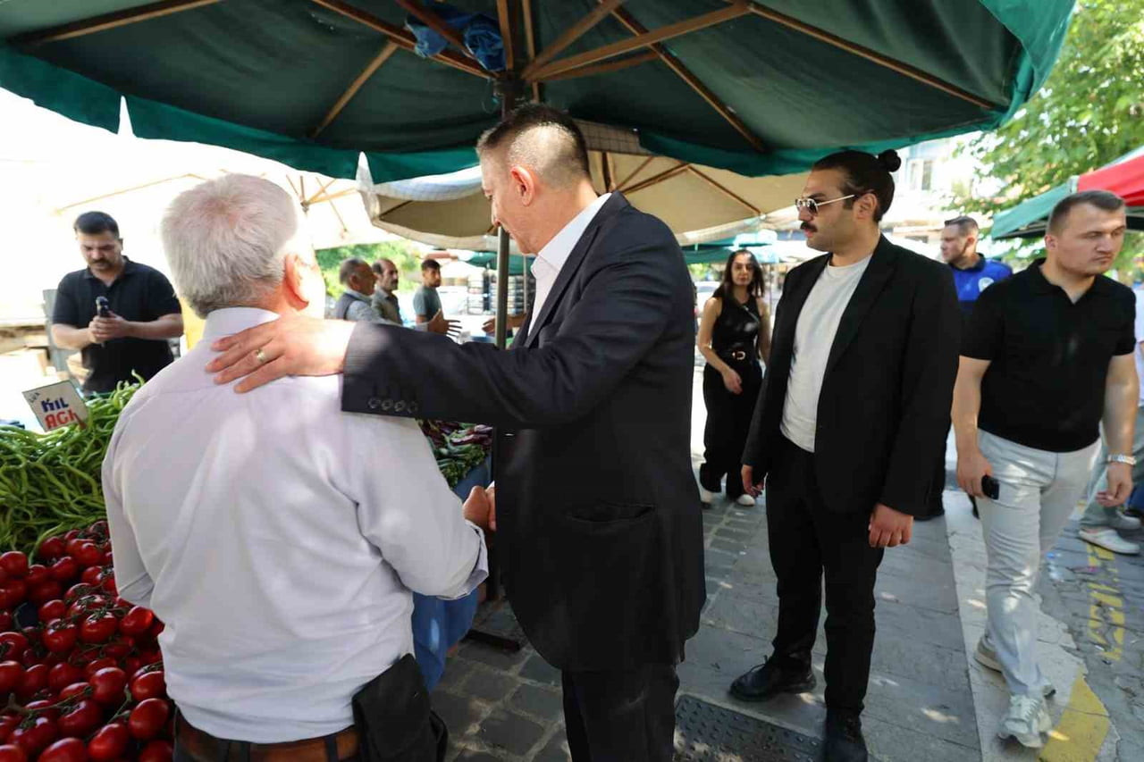 ŞEHZADELER BELEDİYE BAŞKANI HAKAN ŞİMŞEK, TARİHİ BEDESTEN MEYDANI’NDA KURULAN PAZARI ZİYARET...