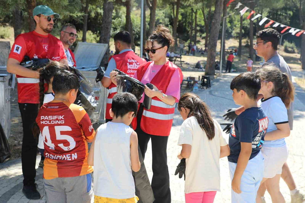 ŞEHZADELER BELEDİYESİ EKİPLERİ, HAMALIN KIRI MESİRE ALANI’NDA DÜZENLEDİĞİ TEMİZLİK ETKİNLİĞİNE...