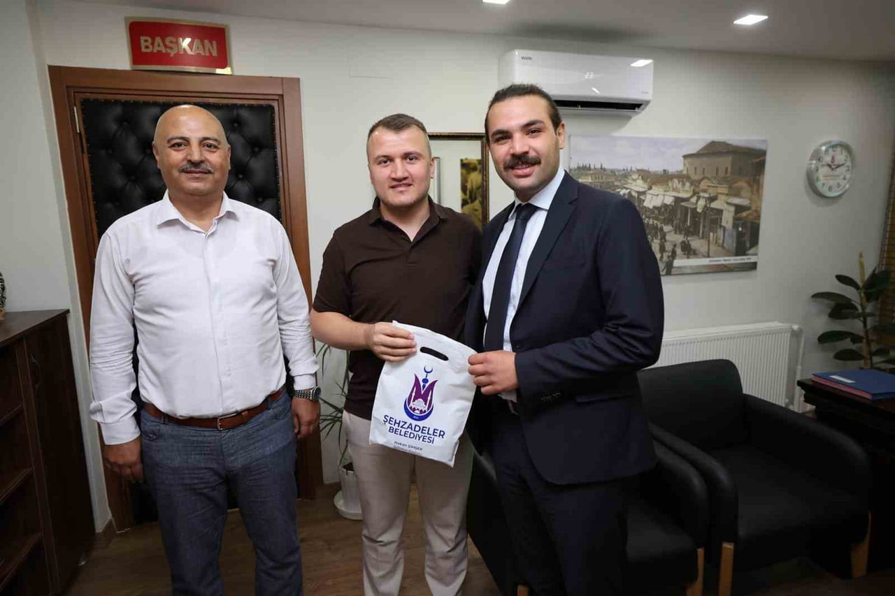 ŞEHZADELER BELEDİYESİ, HAFTA SONU KUTLANAN BABALAR GÜNÜ DOLAYISIYLA BÜNYESİNDE GÖREV YAPAN ERKEK...