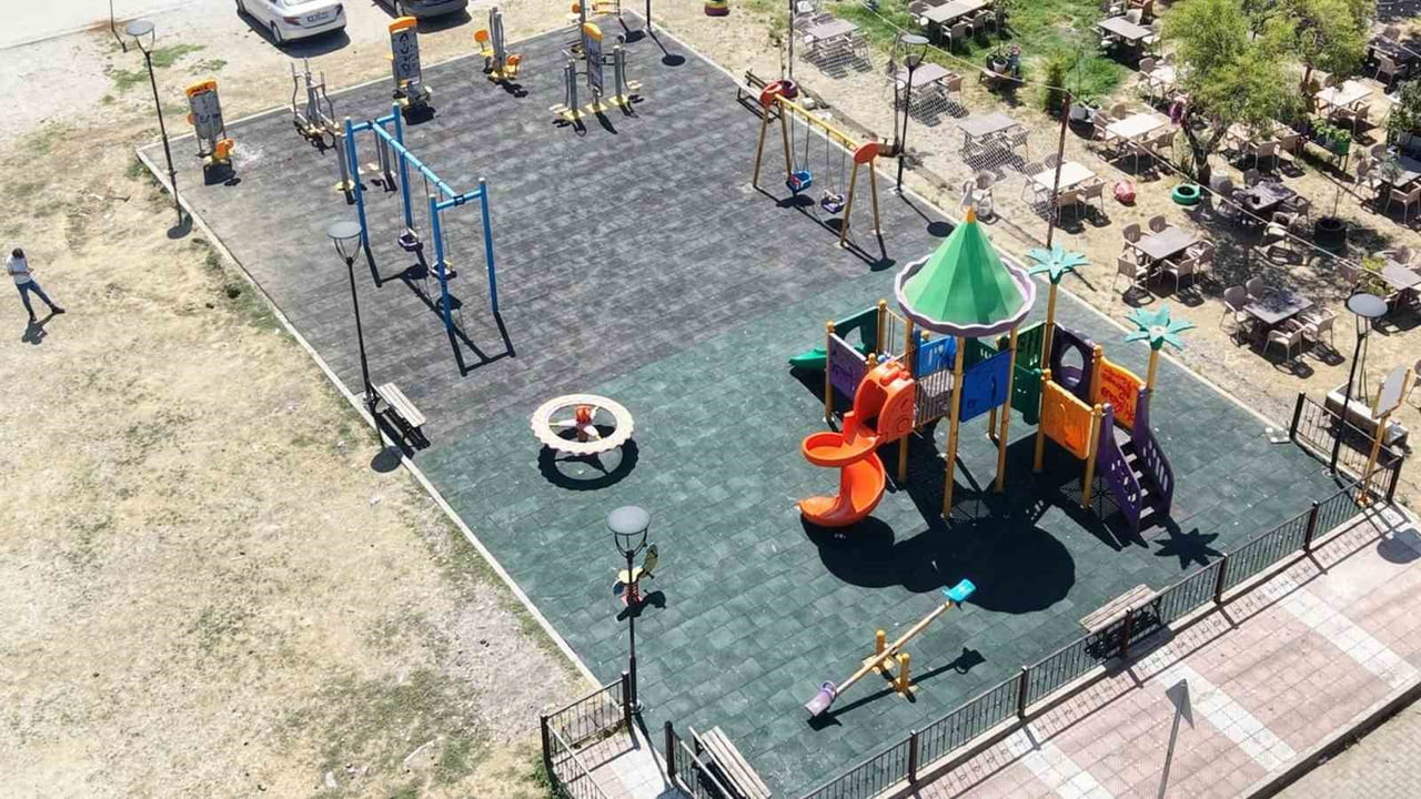 ŞEHZADELER BELEDİYESİ, İLÇE GENELİNDEKİ ÇOCUK OYUN ALANLARI VE PARKLARDA BAŞLATTIĞI KAPSAMLI...