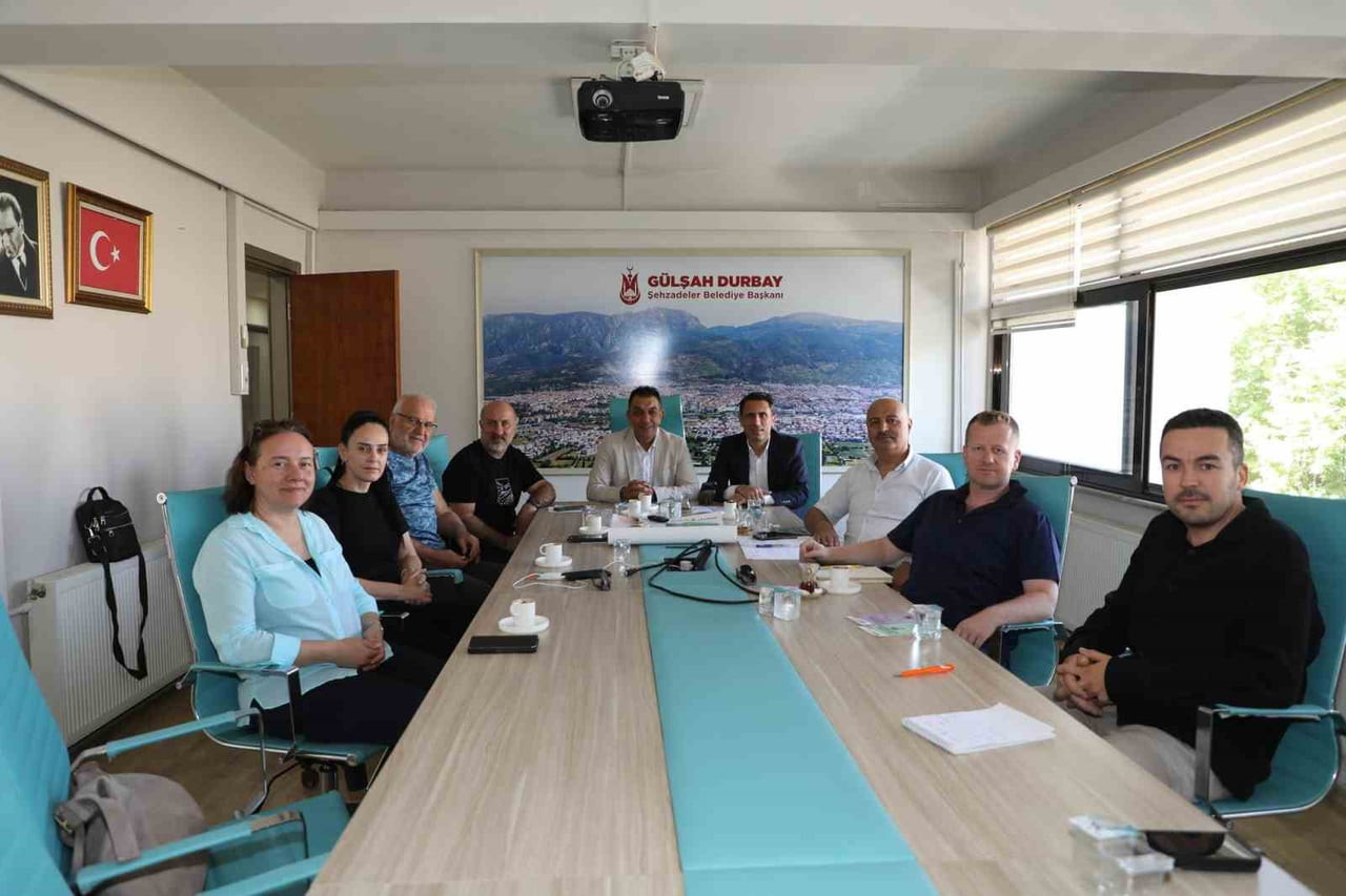 ŞEHZADELER BELEDİYESİ İLE YEŞİLAY ARASINDA GERÇEKLEŞTİRİLEN TOPLANTIDA, ÇOCUK VE GENÇLERİ...