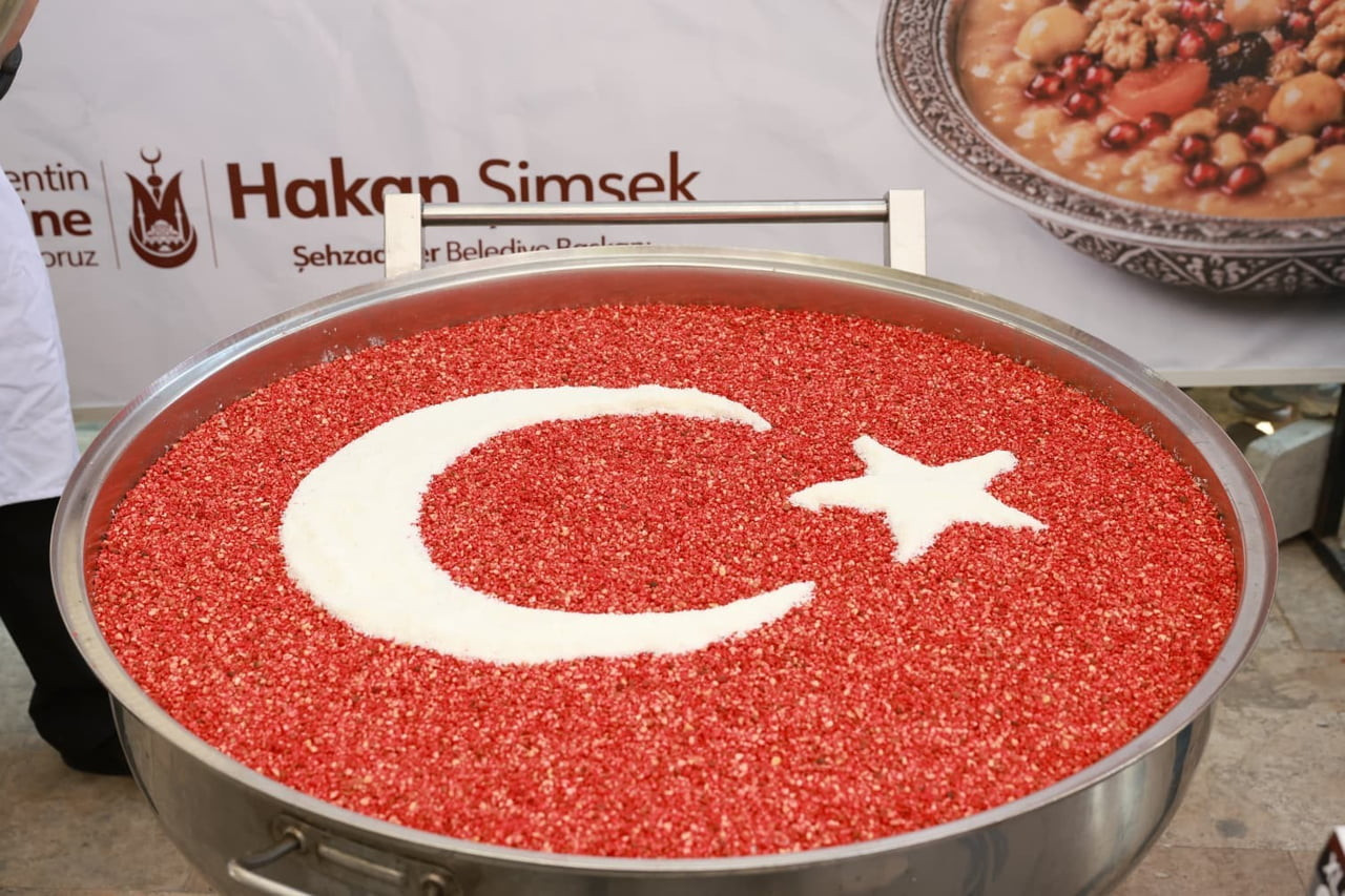 ŞEHZADELER BELEDİYESİ, MUHARREM AYI DOLAYISIYLA İLÇENİN İKİ FARKLI NOKTASINDA VATANDAŞLARA AŞURE...
