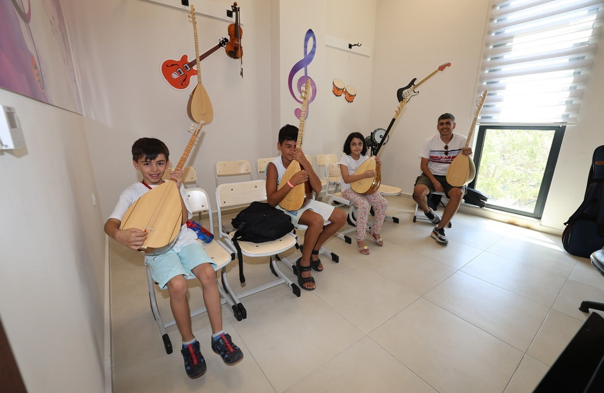 ŞEHZADELER BELEDİYESİ, SANATA VE GENÇLERİN GELİŞİMİNE KATKI SUNMAYA YÖNELİK ÇALIŞMALARINA BİR...