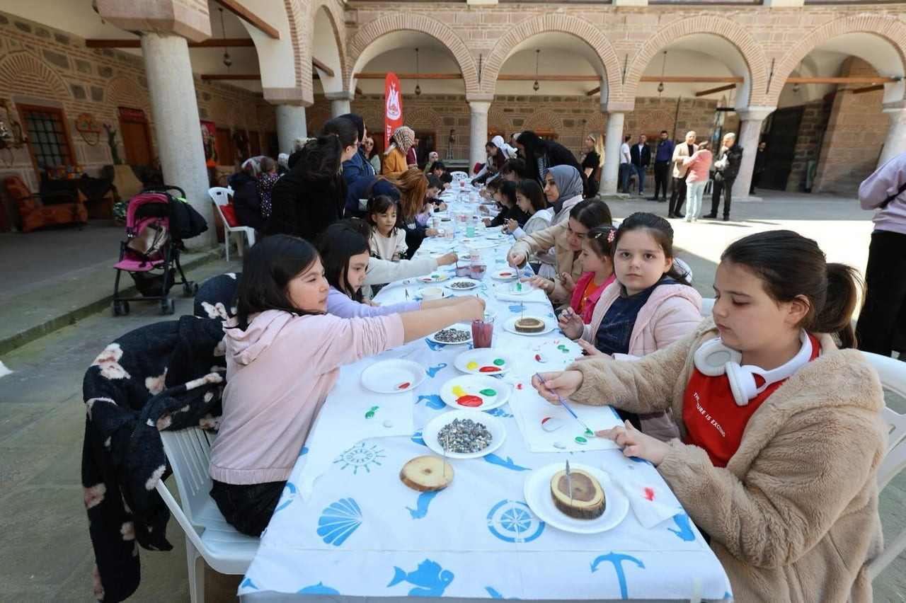 ŞEHZADELER BELEDİYESİ TARAFINDAN DÜZENLENEN "RENGARENK BİR GÜN" ETKİNLİĞİ, ÇOCUKLARIN YOĞUN...
