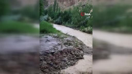Sel suları köyü esir aldı