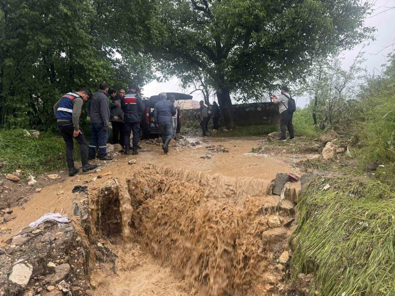 SEL SULARI NEDENİYLE ARAÇLAR MAHSUR KALIRKEN, BAZI VATANDAŞLARIN SUYA KAPILDIĞI BİLDİRİLDİ.