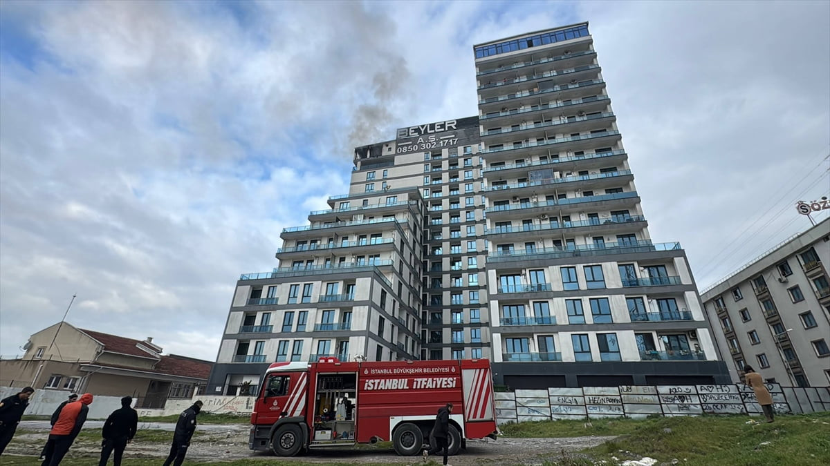 Selahaddin Eyyubi Mahallesi 1548. Sokak'taki 16 katlı binanın üstünde bulunan kafeterya bölümünde...