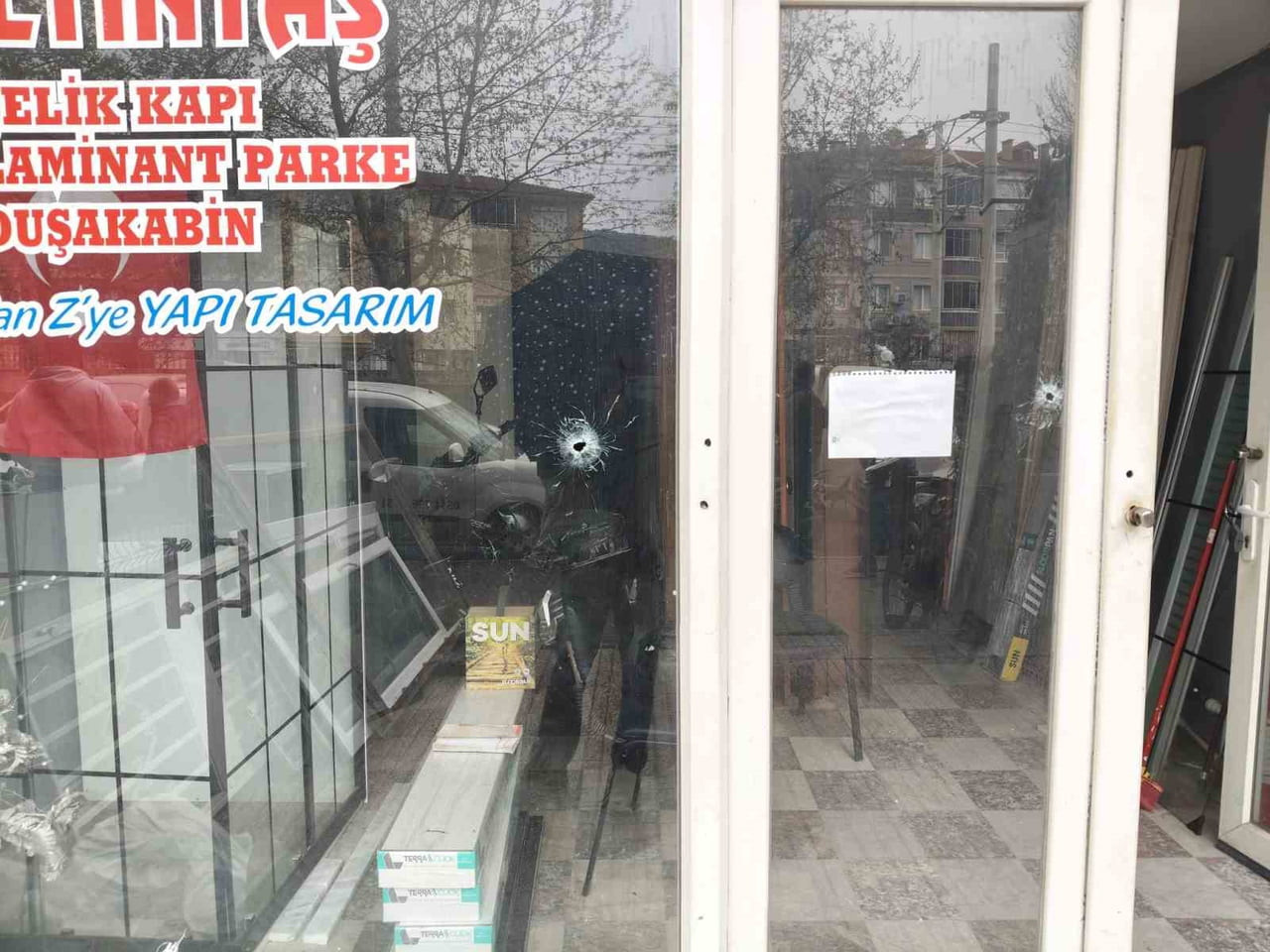 SELÇUK İLÇESİNDE BİR İŞ YERİNE KİMLİĞİ BELİRSİZ BİR KİŞİ TARAFINDAN SİLAHLI SALDIRI...