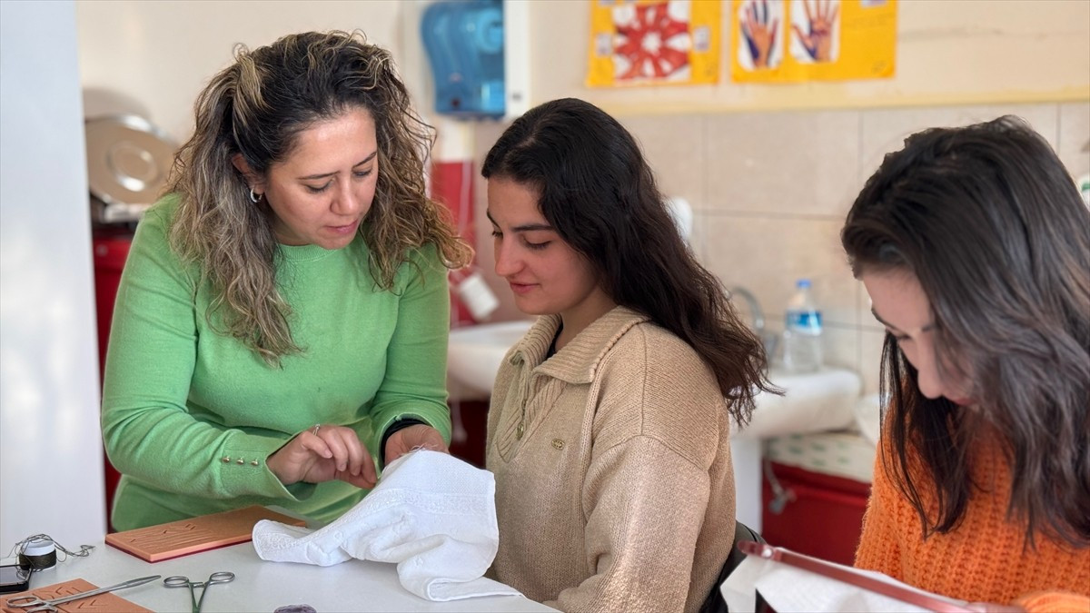 Selçuk Üniversitesi Sağlık Bilimleri Fakültesinde yürütülen TÜBİTAK destekli projede ebelik...
