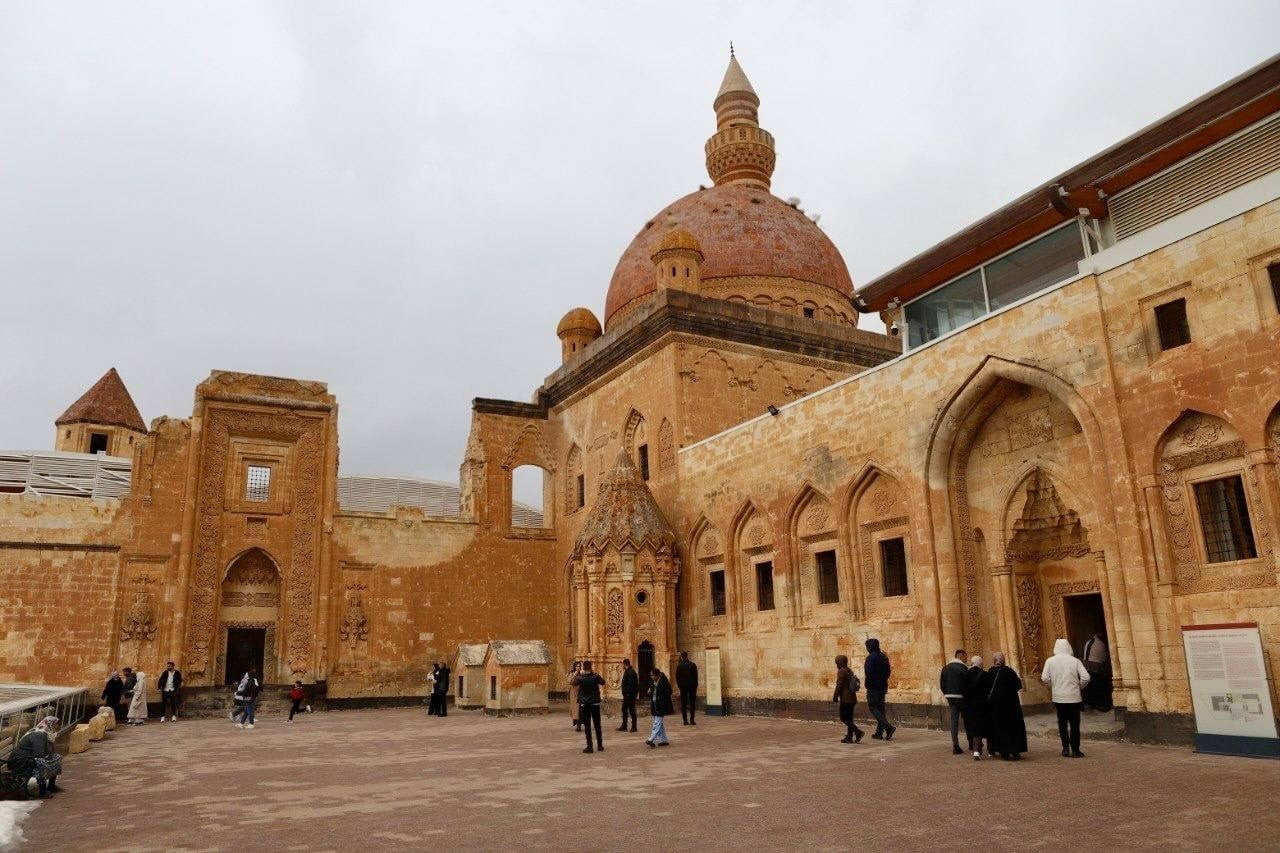 SELÇUKLU İZLERİYLE YÜKSELEN İSHAK PAŞA SARAYI İHTİŞAMIYLA GÖZ KAMAŞTIRIYOR