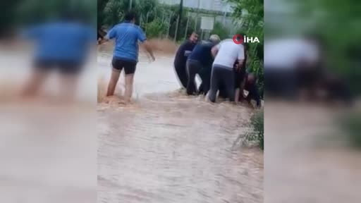 Sele kapılan şahsı mahalle sakinleri böyle kurtardı
