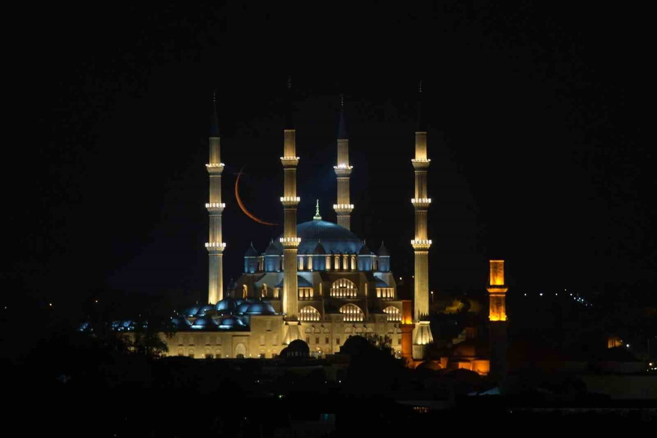 SELİMİYE’DE HİLALİ SABAH OBJEKTİFLERE YANSIDI