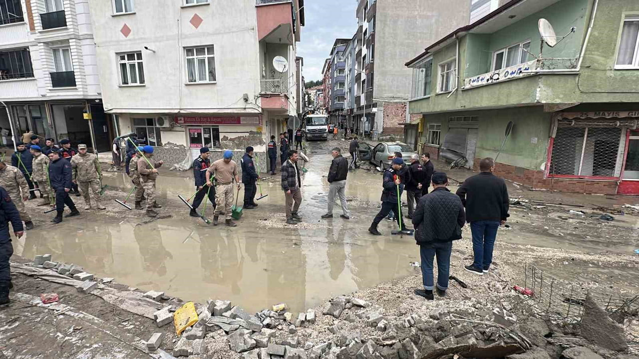 SELİN VURDUĞU İLÇEDE TEMİZLİK ÇALIŞMALARI SÜRÜYOR. KOLLUK KUVVETLERİNİN DE DESTEK VERDİĞİ...
