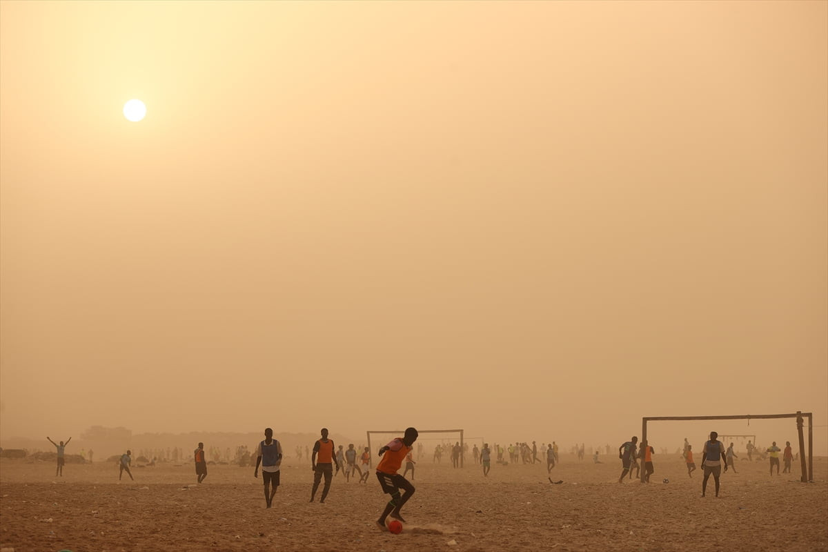Senegal, Sahra Çölü'nden gelen toz bulutunun etkisi altına girdi.Ulusal Sivil Havacılık ve...