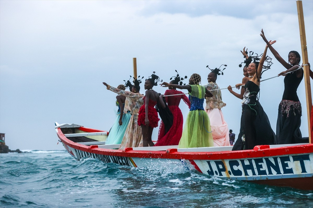 Senegal'de 23. Dakar Moda Haftası'nda mankenler, denizde balıkçı teknelerinde defile yaptı. "Adama...