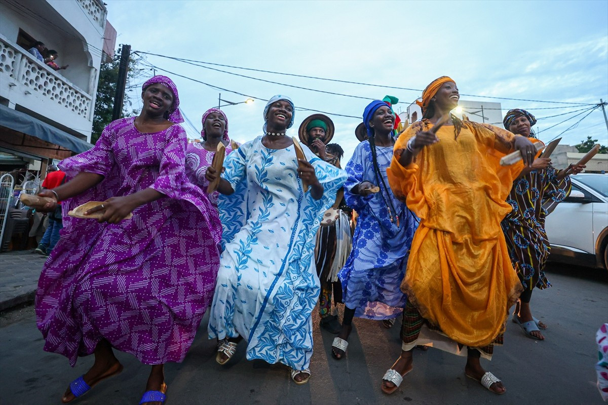 Senegal'de Dakar Karnavalı kapsamında kortej yürüyüşü düzenlendi. Başkent Dakar'da bu yıl 6'ncısı...