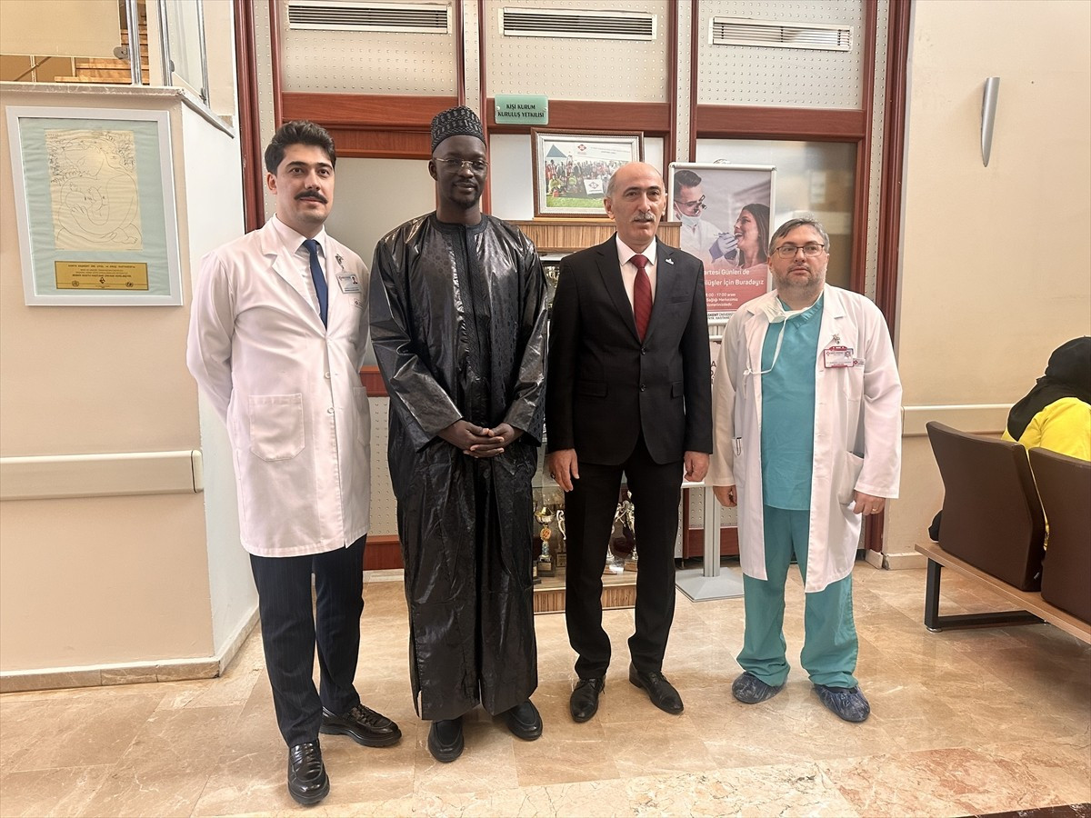 Senegal'in Ankara Büyükelçisi Moustapa Sokhna Diop (soldan ikinci), uluslararası hastalarla ilgili...