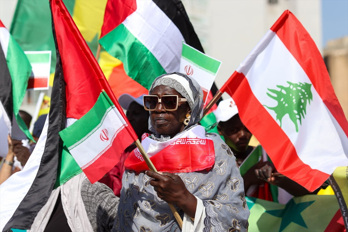Senegal'in başkenti Dakar'da ABD ve İsrail'in, İran ve Lübnan'a yönelik saldırıları protesto...