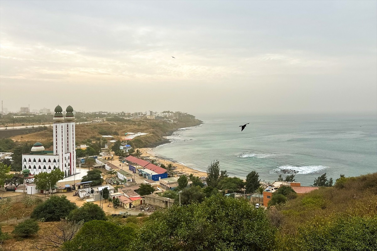 Senegal'in başkenti Dakar'da okyanus kenarında yer alan ve bir din aliminin rüyası üzerine inşa...