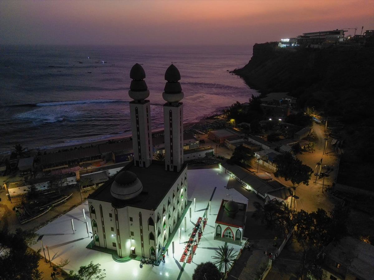 Senegal'in sembollerinden İlahiyat Camisi'nde toplu iftar yapıldı. Başkent Dakar'da okyanus...